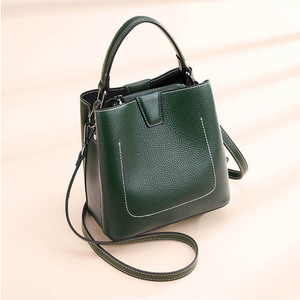 Borse a Tracolla Casual in Vera Pelle di Lusso per Donne, Design Geometrico con Chiusura a Cerniera e Borchie - Product Image 1