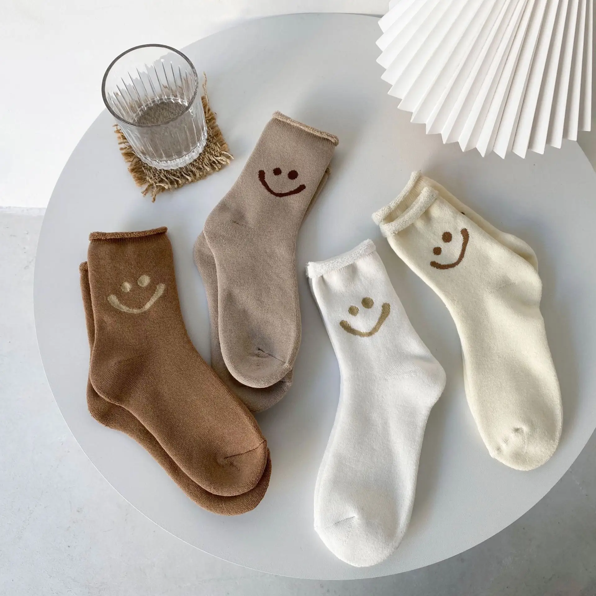 Chaussettes de sol chaudes en laine d'automne et d'hiver, adorables chaussettes de dessin animé, visage souriant, chaussettes en coton épais, chaussettes coréennes en coton bouclées de couleur Pure