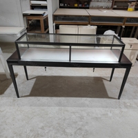 Comptoir de luxe en cuir sur mesure avec vitrine de présentation en verre antique de musée, pieds de table et verrouillable, pour boutique de montres