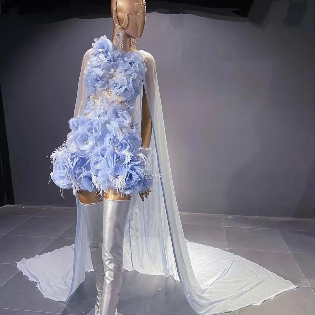 ชุดราชินีชุดเดรสสั้นขนนกกระจอกเทศสีฟ้าชุดเดรสแฟชั่นโชว์พร้อมผ้าคลุมลายดอกใหญ่