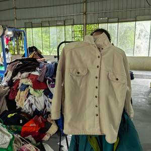 W12 Abbigliamento Invernale da Uomo di Seconda Mano di Alta Qualità, Lotto Misto di Cappotti Spessi, Giacche Invernali e Piumini Usati all'Ingrosso - Product Image 2