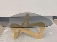 Table basse ronde moderne et créative en bois avec plateau en verre pour salon, design CBM compact