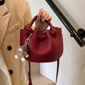 Bolso de Mano Tipo Cubo Pequeño y Ligero Rojo Popular, Nuevo Bolso de Mensajero de Lujo de Alta Gama para Mujer, Súper Popular en Verano - Product Image 1