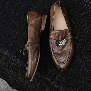 รองเท้าหนังผู้หญิงหัวกลม ส้นเตี้ย แบบใหม่สำหรับฤดูใบไม้ร่วง  ตกแต่งหัวเข็มขัดสีเงิน  ทำจากหนังแท้ทั้งด้านนอกและด้านใน - Product Image 5