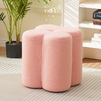 Pouf moderne en forme de trèfle marron clair, élégant et moelleux, idéal pour chambre à coucher, appartement ou fauteuil de salon.