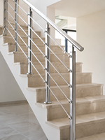 Rampe en acier inoxydable pour terrasse composite au design moderne, à lattes verticales, pour balcons extérieurs et escaliers de centre commercial