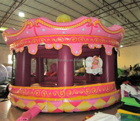 Produit populaire rose princesse carrousel thème rond gonflable rebond maison princesse plein d'entrain château sautant videur pour les enfants