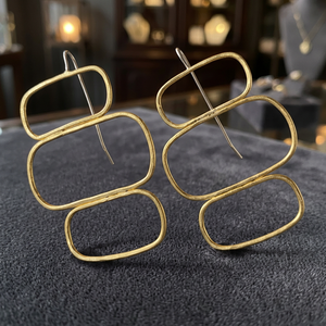 Pendientes de Aro de Latón Hechos a Mano de Soumya Creations, Chapados en Oro, Diseño Geométrico, Vintage, Étnico, Moderno, Unisex - Product Image 2