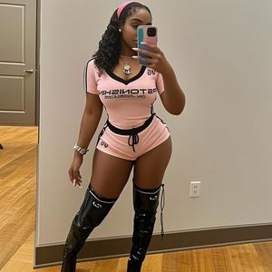 Set sportivo da donna 2 pezzi Top corto Basic con scollo a V e Mini Shorts elasticizzati sopra il ginocchio abiti da attività alla moda con stampa lettere nere - Product Image 5