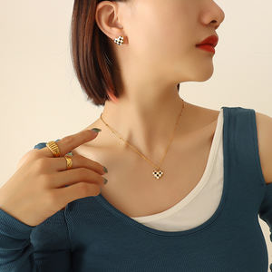 طقم قلادة دلاية للنساء من داينتي, طقم قلادة دلاية على شكل قلب من الصلب المقاوم للصدأ باللون الأبيض والأسود مطلي بالذهب عيار 18k من داينتي - Product Image 4