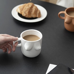 <span class=keywords><strong>Taza</strong></span> <span class=keywords><strong>de</strong></span> Café Creativa <span class=keywords><strong>de</strong></span> Cerámica <span class=keywords><strong>de</strong></span> 300 ml con <span class=keywords><strong>Forma</strong></span> <span class=keywords><strong>de</strong></span> Cuerpo Femenino, <span class=keywords><strong>Taza</strong></span> Divertida con <span class=keywords><strong>Forma</strong></span> <span class=keywords><strong>de</strong></span> Senos, Decoración Nórdica para el Hogar, <span class=keywords><strong>Taza</strong></span> para Agua o Té - Product Image 4