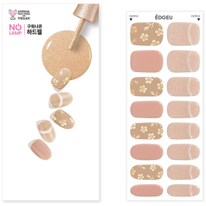 Ensemble d'autocollants pour ongles Edgeu avec motif floral dans des tons beige et doré pour une application facile et une tenue longue durée - Product Image 5
