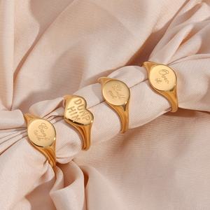 Bague personnalisée en forme de cœur avec plaque de nom, initiale, lettre, acier inoxydable plaqué or - Product Image 5