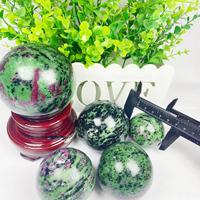 Rubis de boule de cristal de guérison spirituelle de pierre de cristal naturelle dans la sphère de Zoisite pour la décoration