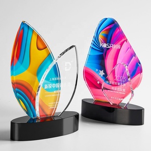 Trophée de la Coupe de la Ligue des Champions de style nouveau et coloré pour la remise des diplômes - Product Image 4