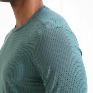 Camisa de compresión para hombre ajustada resistente a olores para correr con paneles de malla de refrigeración - Product Image 1
