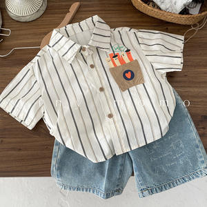 Chemise d'é<span class=keywords><strong>t</strong></span>é pour garçons 2026 Nouveaux vêtements pour enfants Haut polyvalent à manches courtes rayé Style coréen pour tout-petits Vêtements élégants - Product Image 1