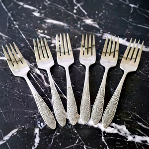 Juego de cubiertos de acero inoxidable satinado con diseño de plumas de pavo real, acabado mate, perfecto para mesas de comedor modernas, uso diario y hoteles. - Product Image 1