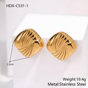 Elegantes pendientes cuadrados en tonos dorados, tachuelas geométricas texturizadas, joyería de moda Ideal para regalo de mujer - Product Image 5
