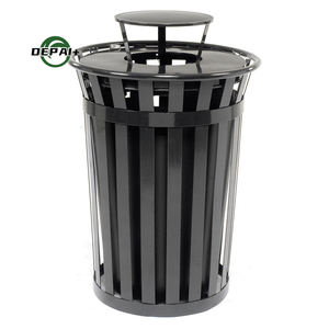 Poubelle extérieure en acier à lattes noire de 36 gallons avec couvercle à capot de pluie personnalisable pour les centres commerciaux et les parcs - Product Image 1