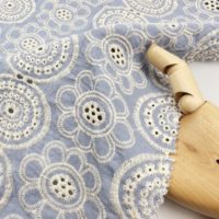 Tissu en coton brodé de fleurs bleues tissé pour vêtements