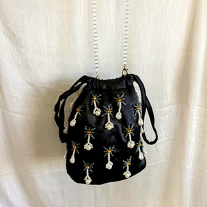 Sac Potli Rond en Brocart Synthétique Noir Fait Main avec Broderie Florale Perlée et Cordon de Serrage, Sac à Main de Mariage - Product Image 1