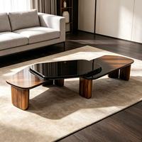 Table basse de luxe en bois massif irrégulier avec marbre noir et plateau incurvé pour salon de villa