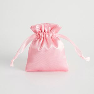 Pochette à bijoux en tissu satiné 7x9cm avec logo personnalisé, pour ranger et transporter bracelets, boucles d'oreilles, colliers, bagues - Product Image 1