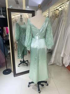 Abito da sera elegante verde menta in raso 2026 con scollo asimmetrico, maniche lunghe, spacco in vita, lunghezza al ginocchio, decorazioni drappeggiate con paillettes - Product Image 6