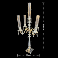 Candélabre de table transparent en acrylique doré et argenté à 5 bras avec couvercles anti-vent pour bougies, idéal pour la décoration d'événements
