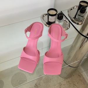 Chaussures élégantes pour femmes en or et argent, à bout carré, talons bas, avec boucle de haute qualité, pour tenues habillées 2023 - Product Image 3