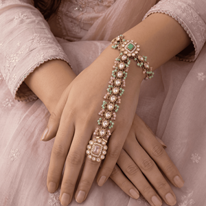 Bracelet manchette élégant en Kundan et Hathphool, bijou de main pour femme, idéal pour mariage, tenue ethnique traditionnelle, couleur or - Product Image 2