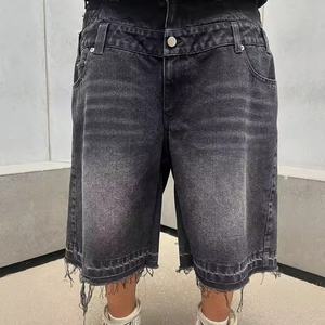 กางเกงยีนส์ขาสั้นผู้ชายทรงกลางเอวสูง สีเข้มฟอกกรด แต่งขาดแบบวินเทจ พร้อมโลโก้ถักสีเดนิมแบบกำหนดเอง ขายส่ง - Product Image 3