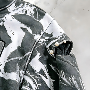 <span class=keywords><strong>Felpa</strong></span> con Cappuccio Oversize Effetto Acid-Wash con Stampa Grafica, Design Retrò con <span class=keywords><strong>Fiamme</strong></span> sul Braccio, Personalizzabile, Stile Streetwear Maschile - Product Image 3