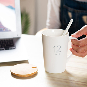 Mug à café en céramique classique écologique personnalisable avec couvercle en bois - Passe au lave-vaisselle Cadeau de voyage pour le café, le thé, la bière, les fêtes - Product Image 5