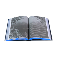 Couverture rigide avec bords bleus pulvérisés, dorure sur la couverture et les papierages