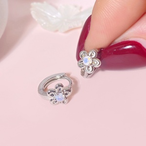 Pendientes Coreanos Chapados en Oro de 18K con Circonita Cúbica, Pendientes Huggie con Diseño de Flor para Mujer - Product Image 3