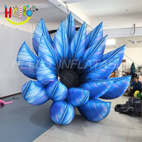 Magnifique lotus bleu géant gonflable avec des pétales dégradés vibrants et un design artistique saisissant.