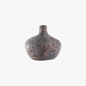 Ce vase rond en céramique antique et rustique, au design artisanal en argile brun foncé de style vintage, est parfait pour la décoration de table moderne. - Product Image 1