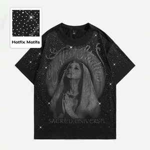 Camiseta Personalizada Rainbow Spray con Diamantes Brillantes, Camiseta de Manga Corta con Gráfico de Santa Madre para Hombre, Adornada con Pedrería - Product Image 1