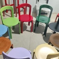 Chaise de salle à manger rétro en bois massif Rey, chaise à dossier design nordique colorée pour petit salon