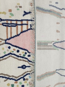 Ensemble de tapis marocain de luxe en laine et soie tissé à la main avec coussins carrés assortis – Design géométrique personnalisé, tapis doux, durable et unique - Product Image 2