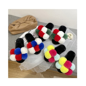 Pantoufles en fourrure de renard pelucheux pour femmes, sandales en fourrure de raton laveur colorées avec pompon, vente en gros - Product Image 1