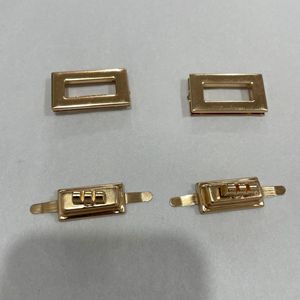 Cierres Metálicos Cuadrados Pequeños de 3.5 cm, Chapados en Oro Claro, Cierres de Seguridad Giratorios para Bolsos y Maletas, Accesorios de Estilo Clásico para Bolsos - Product Image 1