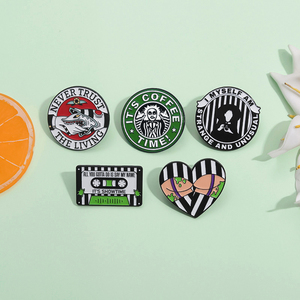 Épingles en émail <span class=keywords><strong>punk</strong></span> créatives Halloween Funny <span class=keywords><strong>80</strong></span> Is Vintage Butt Tape Broches Lapel Badge Never Trust the Living Brooches for Gift - Product Image 2
