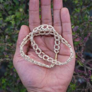 Collar de Cuentas de Madera de Tulsi Natural Hecho a Mano, Color Beige, Redondo, para Meditación Espiritual, Oración y Devoción - Product Image 1