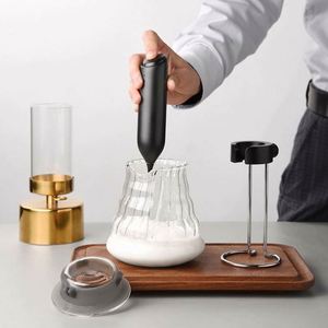 Nuevo Diseño de Espumador de Leche Eléctrico con Base Recargable y Soporte de Pared, Batidora de Espuma de Café Portátil - Product Image 2