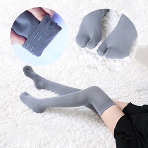 <span class=keywords><strong>Chaussettes</strong></span> au-dessus du genou de style japonais pour femmes <span class=keywords><strong>Chaussettes</strong></span> longues à deux orteils Couleur unie Minceur Design antidérapant Crew Cuff personnalisable - Product Image 1