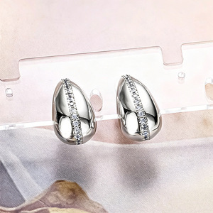 Pendientes de tuerca de moissanita VVS GRA de corte redondo con diseño de cola de pez de líneas simples, rellenos de oro de 14K, joyería de uso diario para mujer - Product Image 4