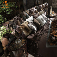 Lit capitonné de luxe style Wild-Chic avec tête de lit capitonnée en patchwork multi-matériaux, lit plateforme haut de gamme en cuir et velours mélangés